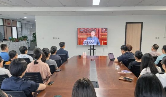 中共上海金茂凯德青岛律师事务所支部组织集体观看纪念中国人民抗日战争暨世界反法西斯战争胜利80周年北京阅兵式